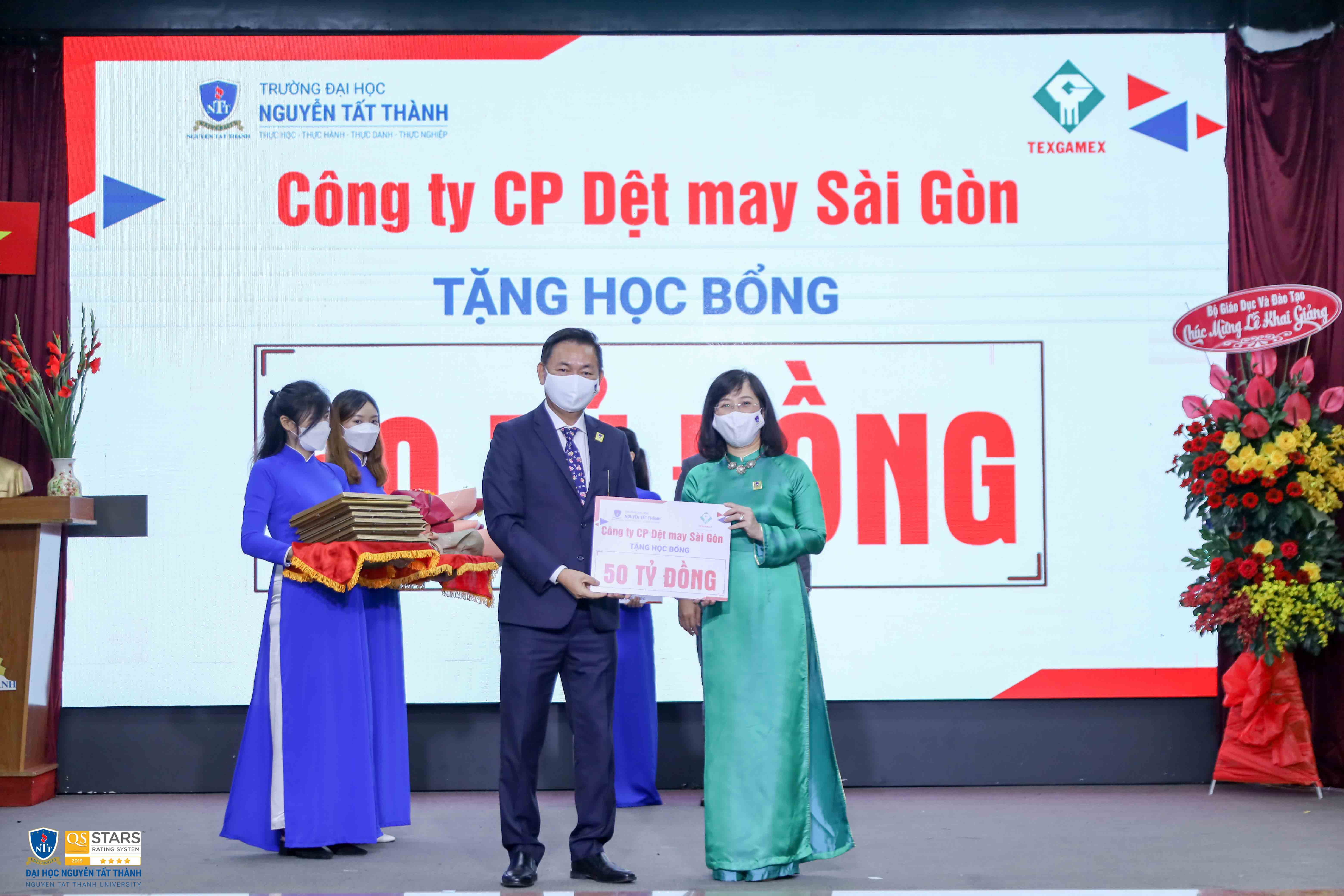 ĐH Nguyễn Tất Thành khai giảng và tốt nghiệp trực tuyến cho sinh viên